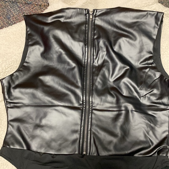 AKIRA Black V-Neck Bodysuit - Picture 6 of 6